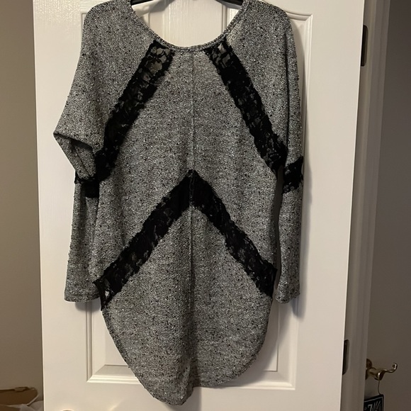 𝅺we The Free black and gray lace top size L - Picture 4 of 6
